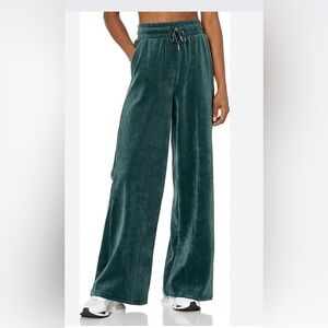 PUMA womens Her Velour Wide Pants Sweatpants